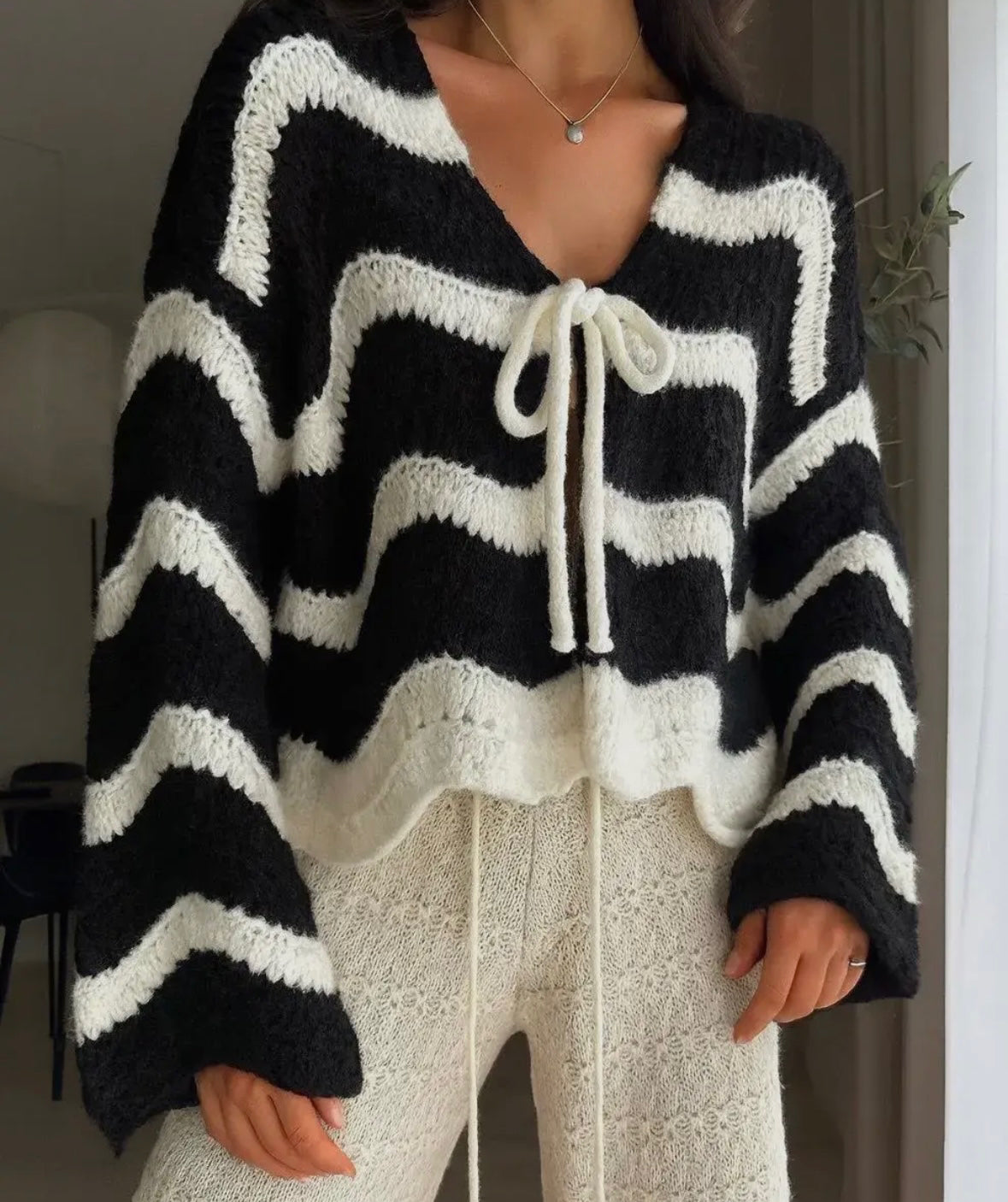 Kurze Strickjacke zum schnüren