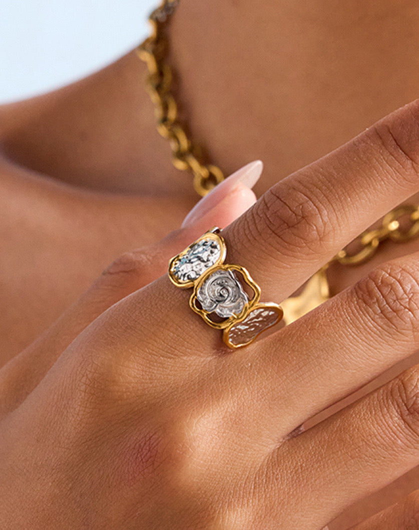 Ring ROSE | Vergoldeter Ring ROSE aus Edelstahl – zarter Schmuck mit Blütenmotiv
